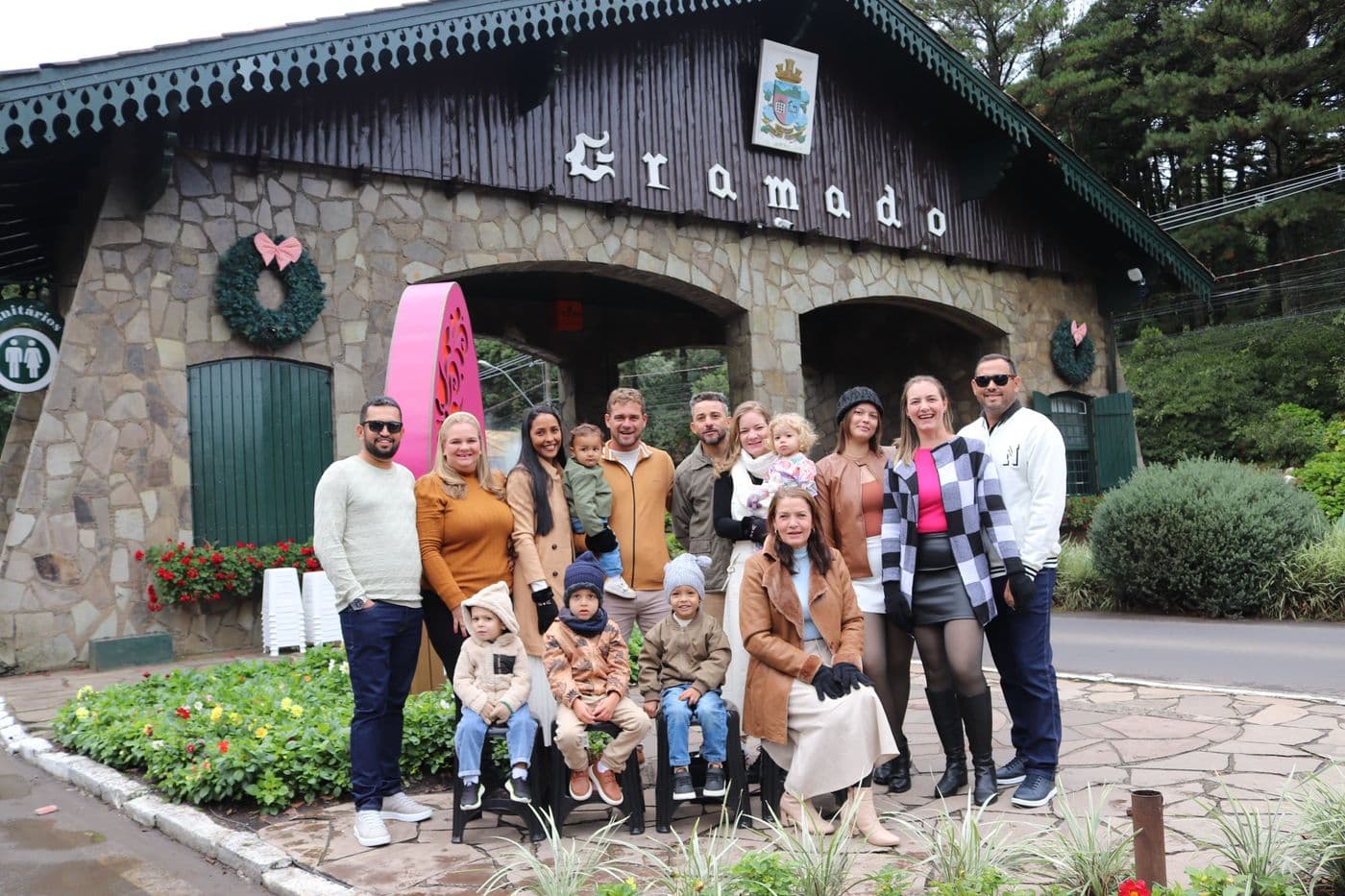Família reunida no Portal de Gramado durante passeio com a VMC Turismo