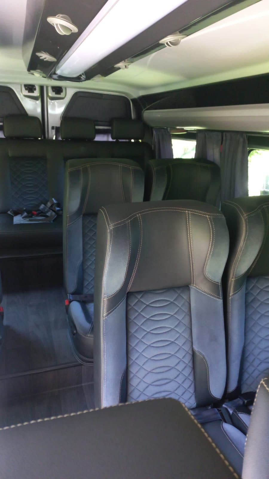 Interior confortável de uma van da frota VMC Turismo